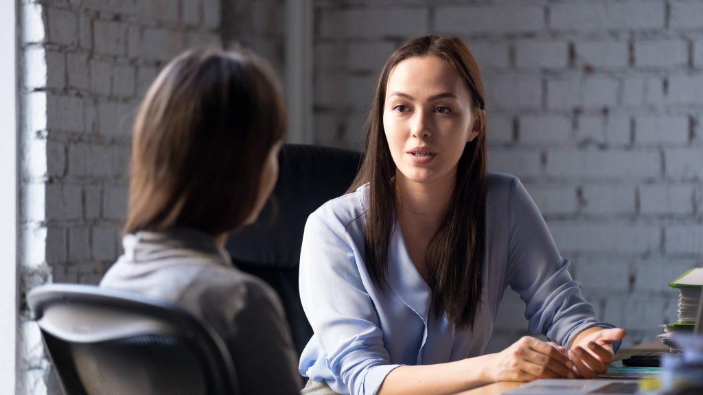 Una mentora profesional habla con una mujer joven