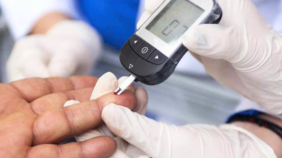 Measuring blood sugar with a blood glucose meter for diabetes