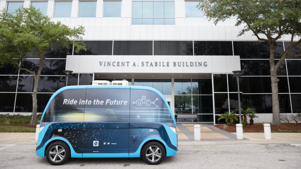 Vehículo autónomo frente al edificio Vincent A. Stabile en Mayo Clinic de Florida