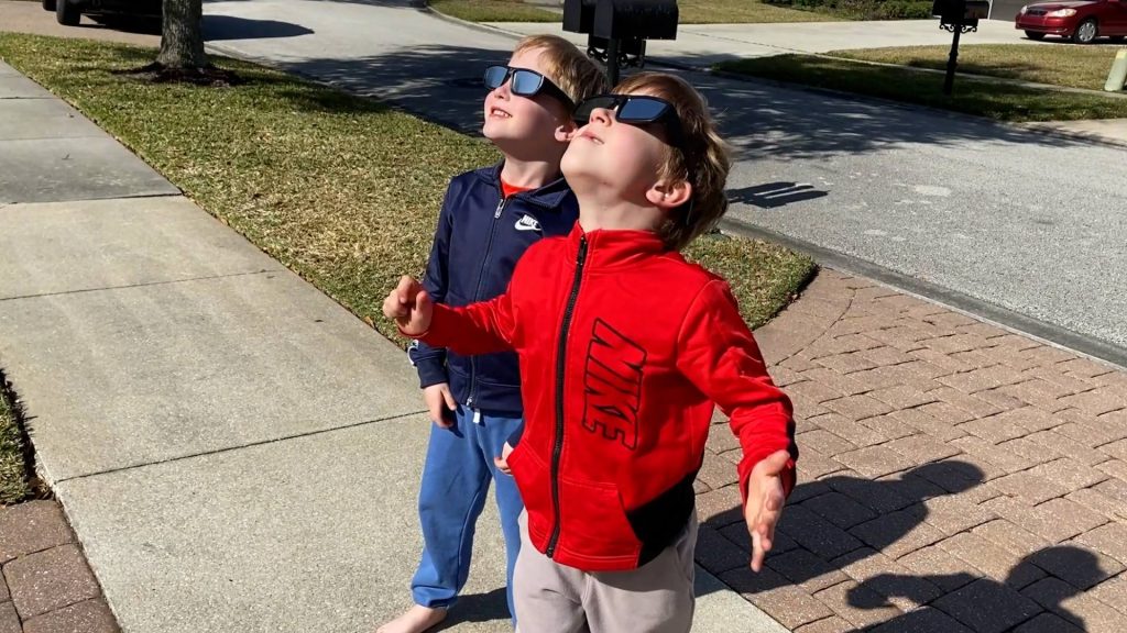 kids looking at solar eclipse