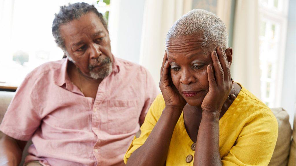 悲伤忧心忡忡的非洲裔中年男女