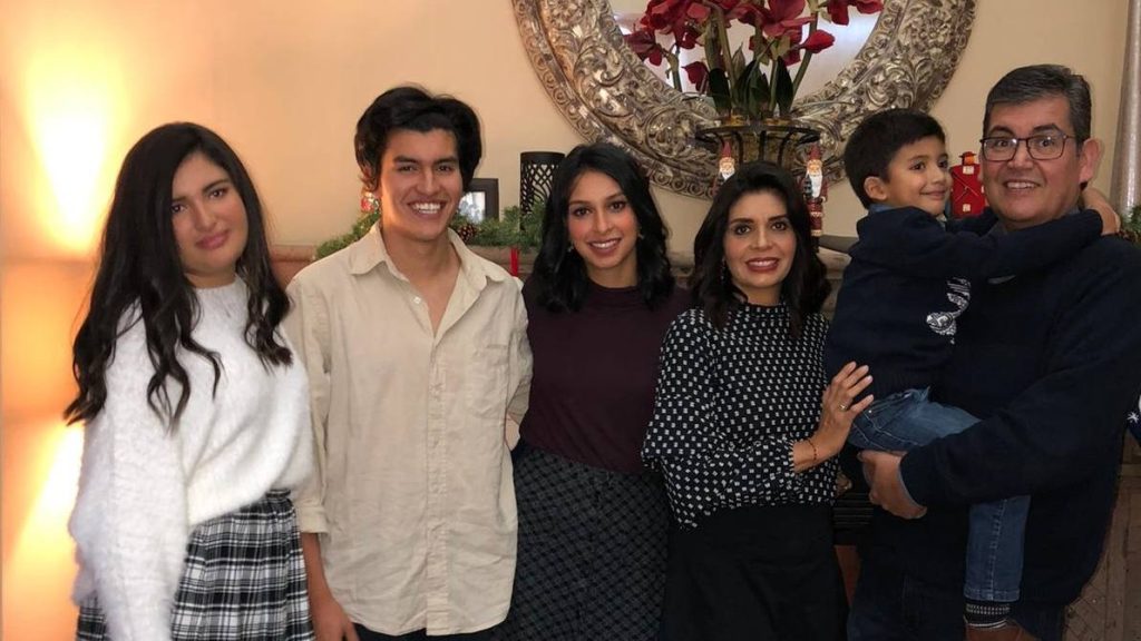 Alejandro Mirazo (derecha) con su familia. (La foto es cortesía de la familia Mirazo).