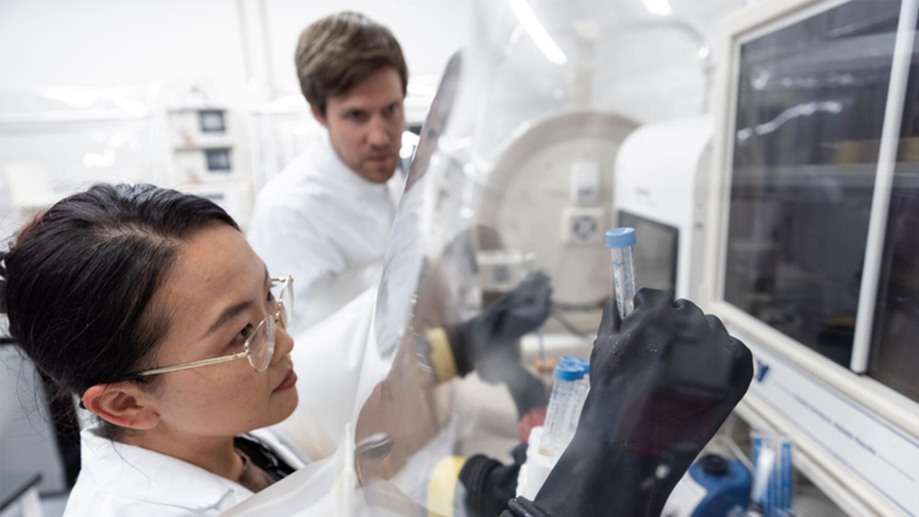 Helen Xiao, Ph.D., y Ruben Mars, Ph.D., trabajan en el laboratorio del Programa de Microbiómica de Mayo Clinic.