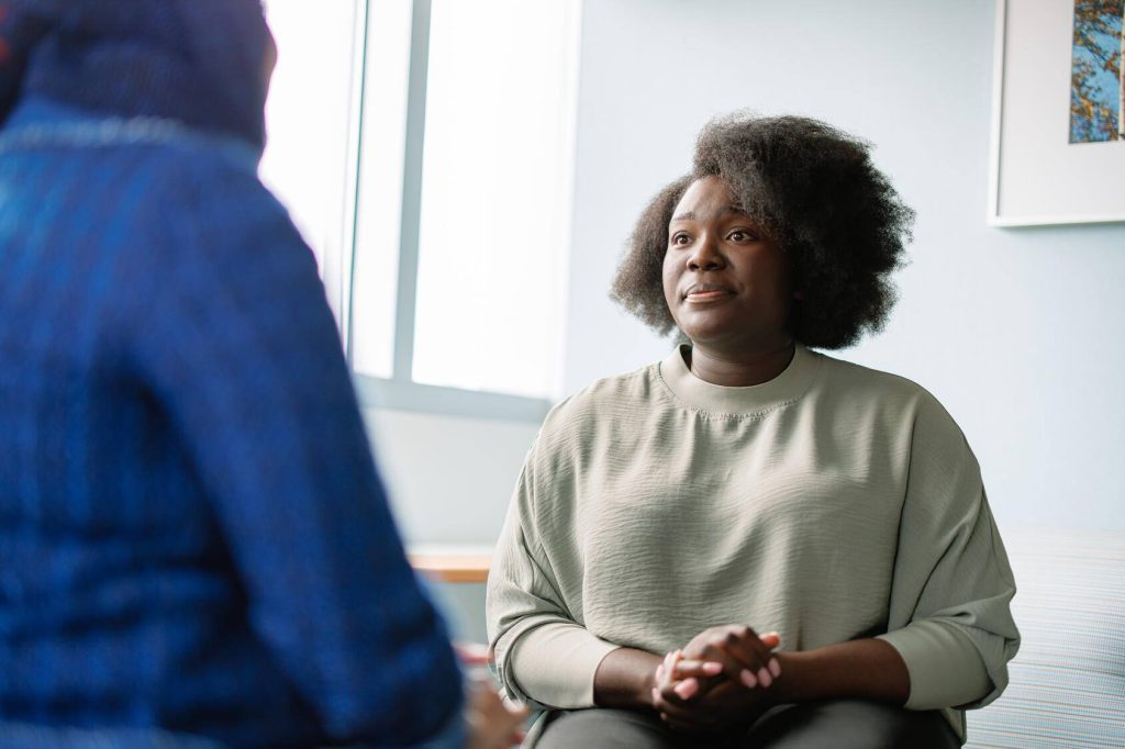 Paciente hablando con el médico en la sala de exploración.